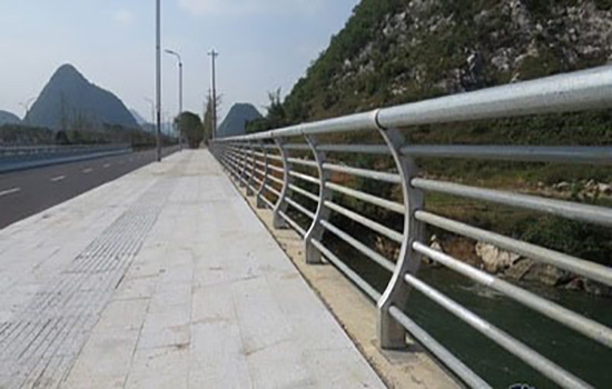 公路隔離<a href=http://www.stillcrazysailing.com target=_blank class=infotextkey>護(hù)欄</a>