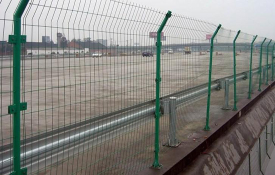 高速公路<a href=http://www.stillcrazysailing.com target=_blank class=infotextkey>護(hù)欄網(wǎng)</a>廠家