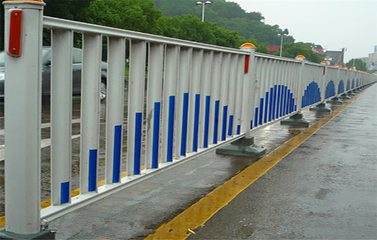 公路中間<a href=http://www.stillcrazysailing.com target=_blank class=infotextkey>護(hù)欄</a>