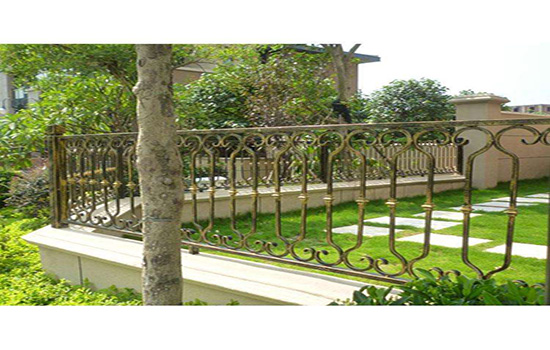 圍墻鐵<a href=http://www.stillcrazysailing.com target=_blank class=infotextkey>護(hù)欄</a>