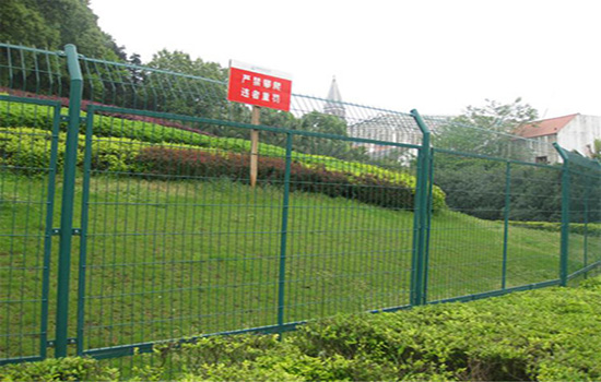 防翻越<a href=http://www.stillcrazysailing.com target=_blank class=infotextkey>圍欄</a>