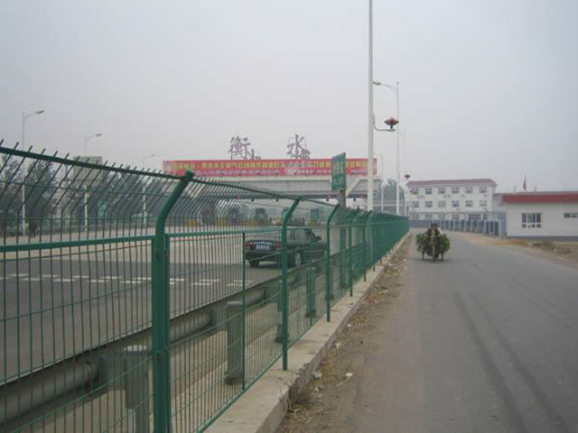 高速公路<a href=http://www.stillcrazysailing.com target=_blank class=infotextkey><a href=http://www.stillcrazysailing.com target=_blank class=infotextkey>護(hù)欄</a>網(wǎng)</a>