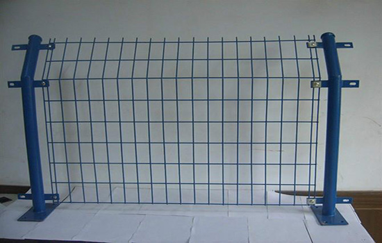 雙邊<a href=http://www.stillcrazysailing.com target=_blank class=infotextkey>護欄網(wǎng)</a>