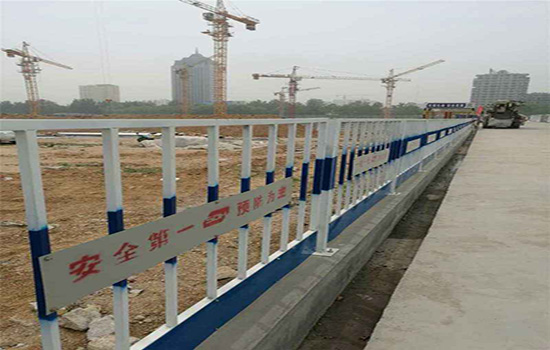 基坑防護(hù)<a href=http://www.stillcrazysailing.com target=_blank class=infotextkey>圍欄</a>