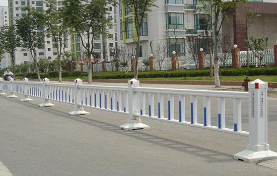 道路隔離<a href=http://www.stillcrazysailing.com target=_blank class=infotextkey>護(hù)欄</a>