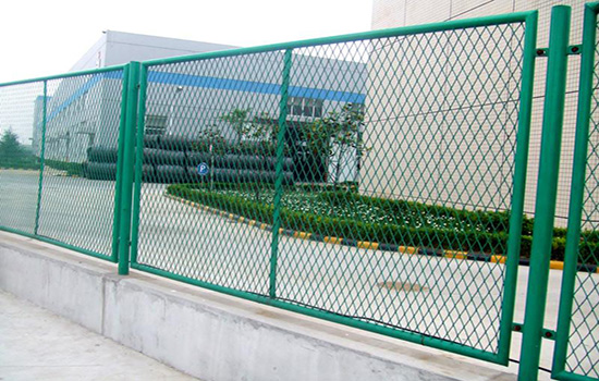 鋼板網(wǎng)<a href=http://www.stillcrazysailing.com target=_blank class=infotextkey>護(hù)欄</a>