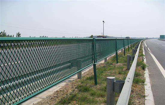 公路邊護(hù)欄材料