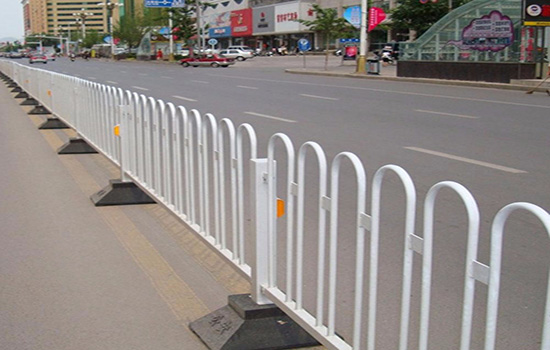 公路護(hù)欄打樁包工多少錢一米有什么區(qū)別?